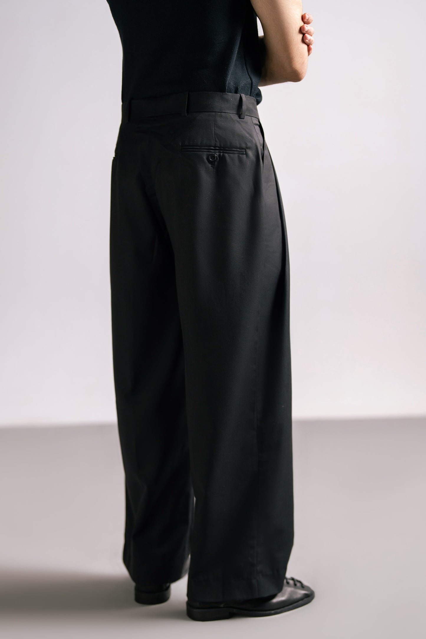 BLACK PLEATED PANTS