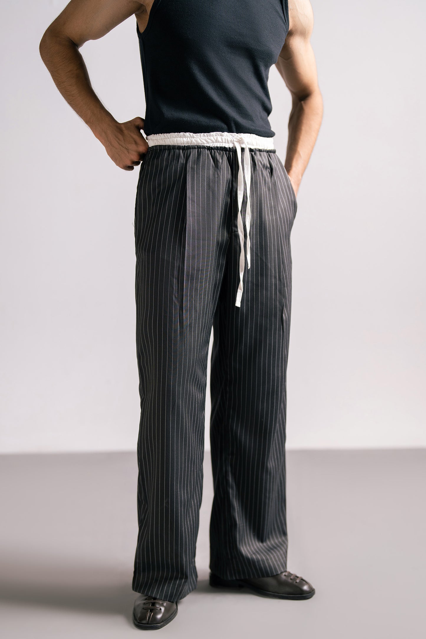 BLACK PLEATED PANTS