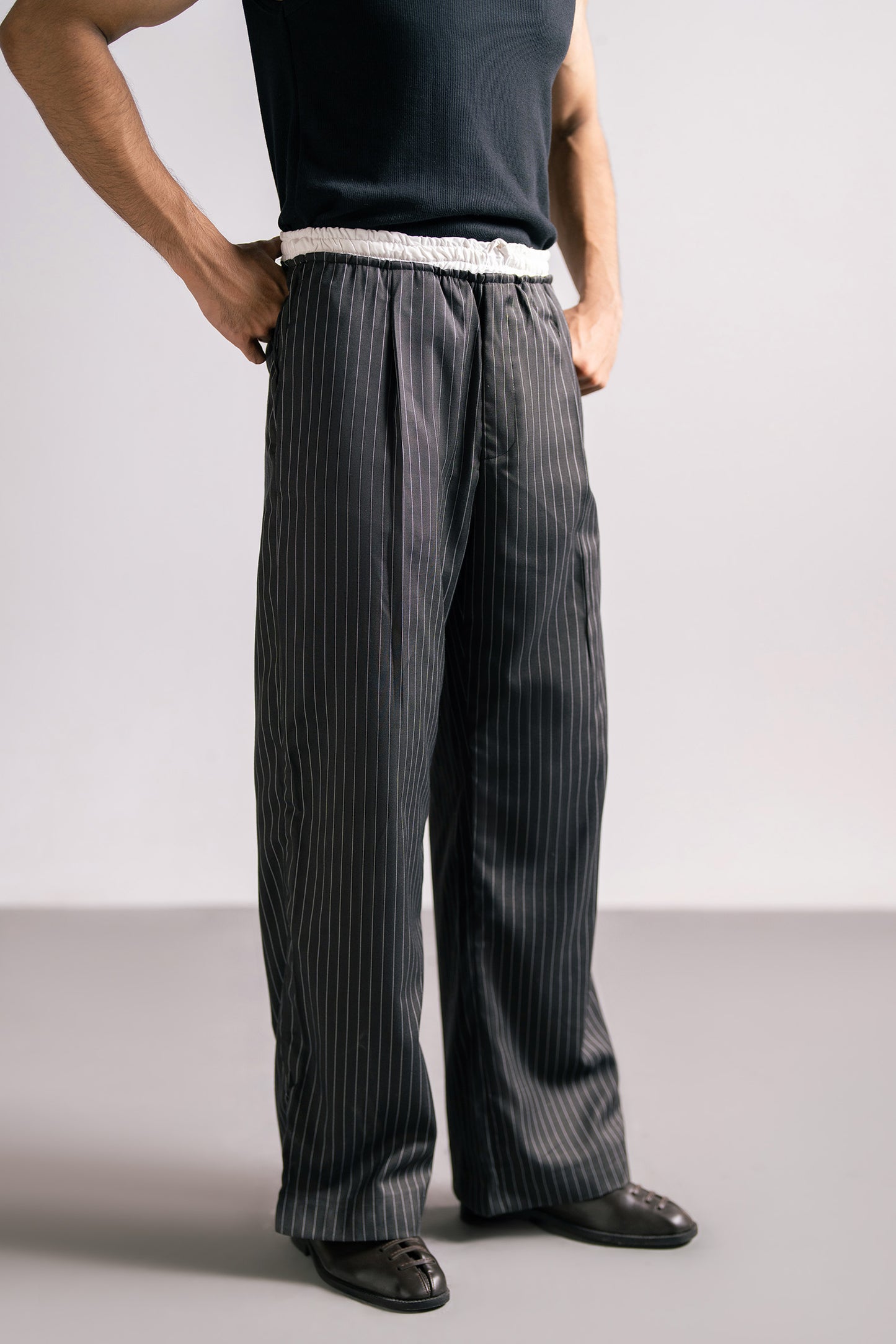 BLACK PLEATED PANTS