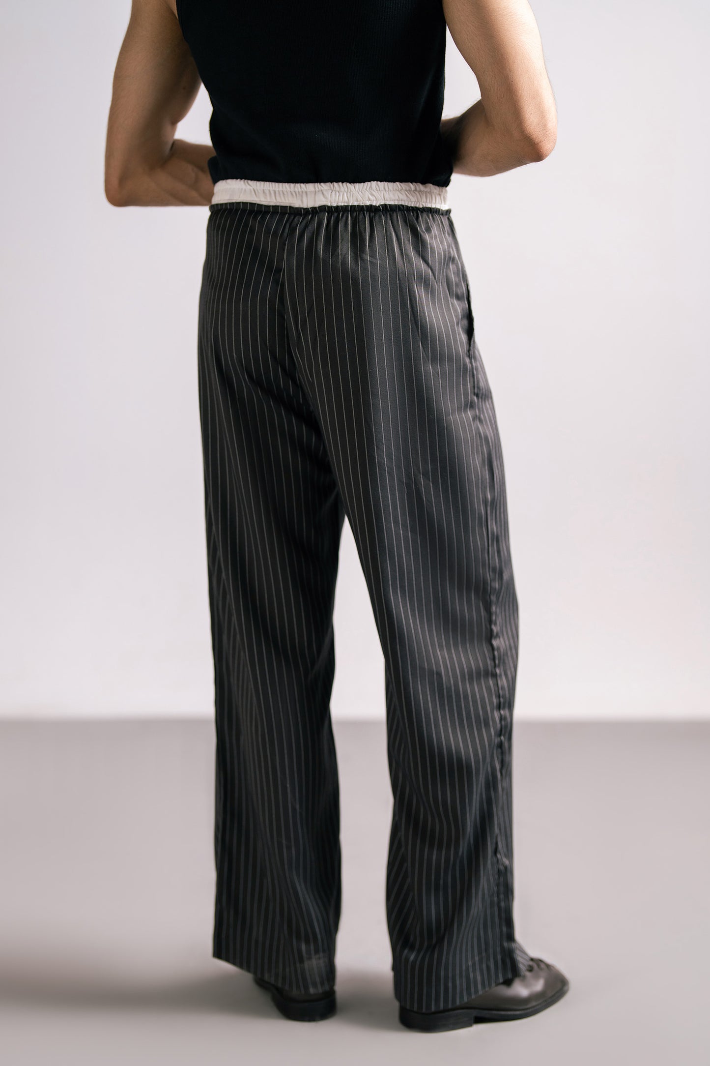 BLACK PLEATED PANTS