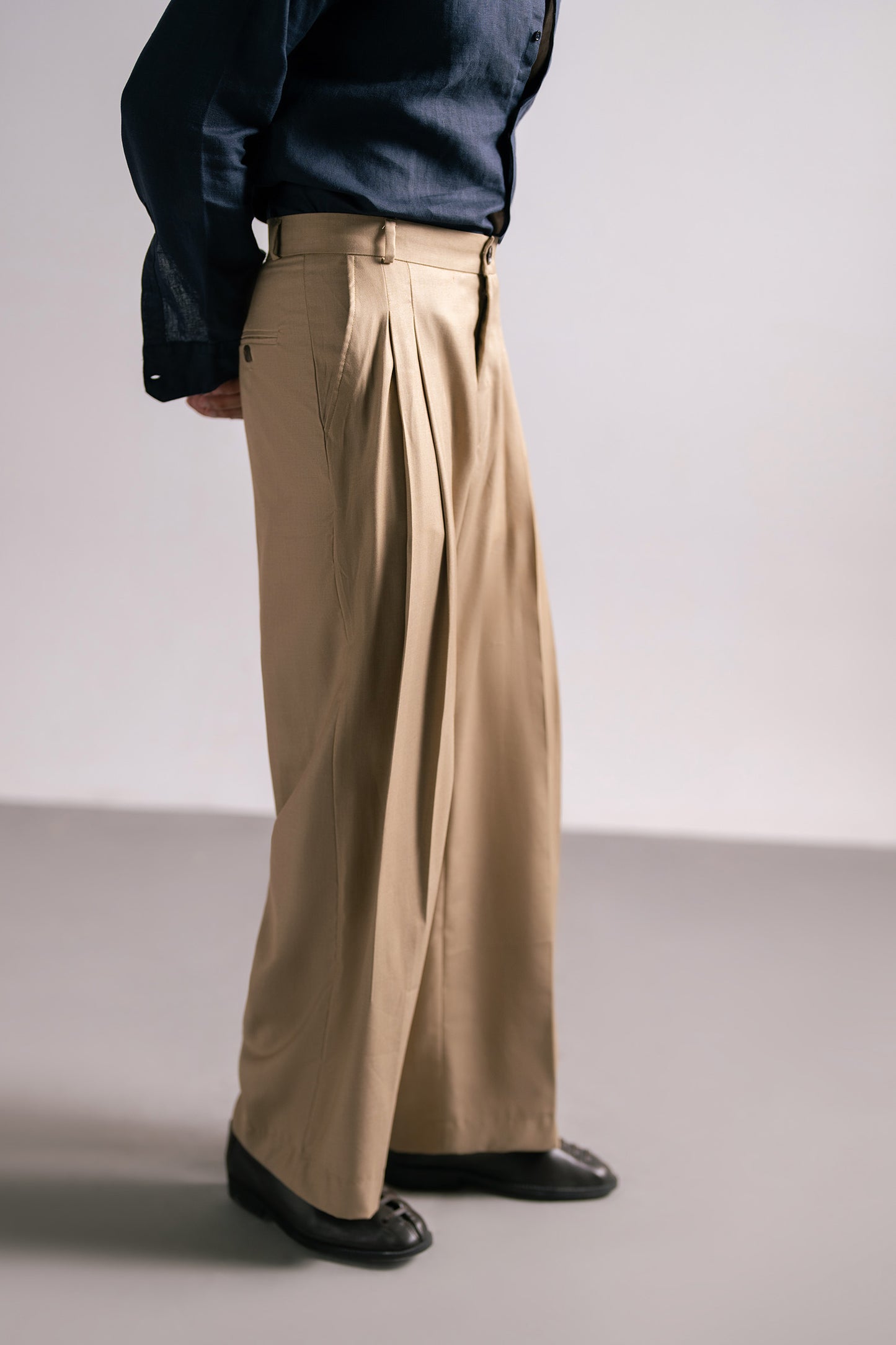TABI PLEATED PANTS