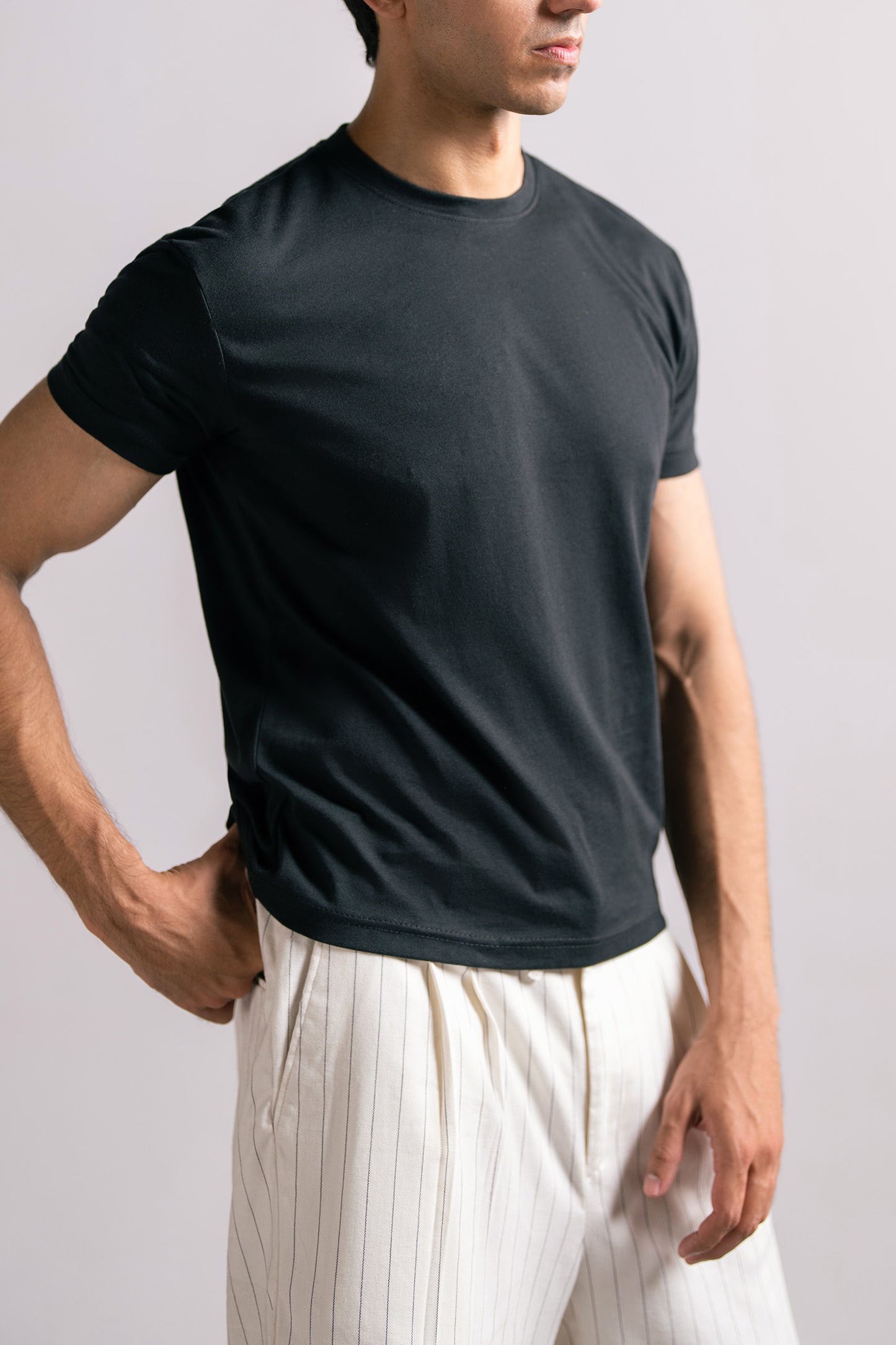 BLACK BASIC TEE