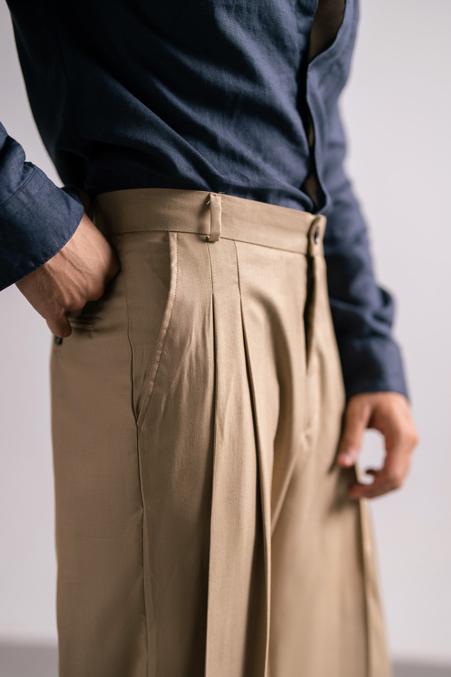 TABI PLEATED PANTS