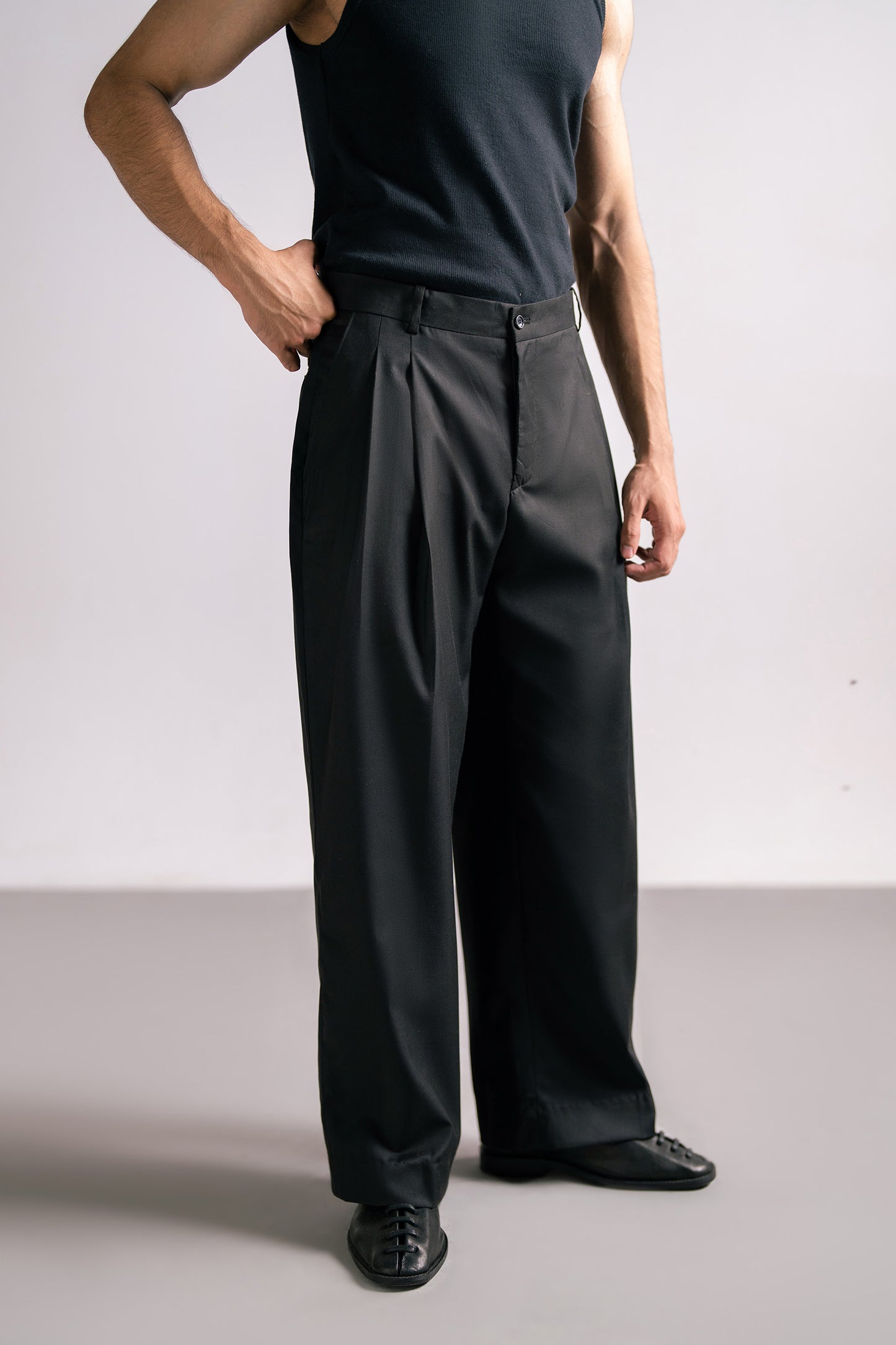 BLACK PLEATED PANTS