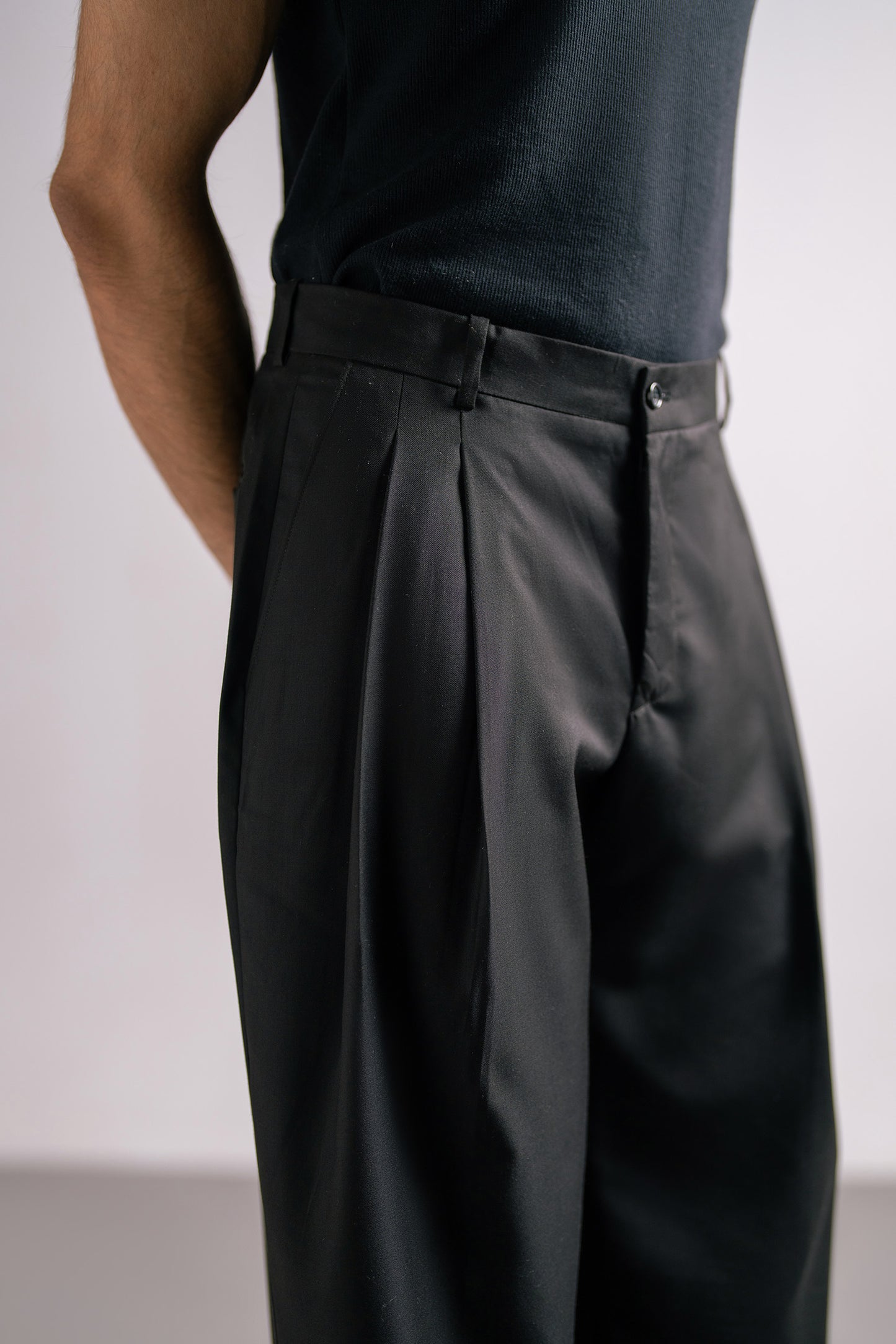 BLACK PLEATED PANTS