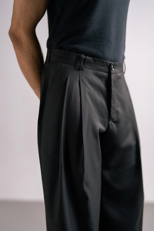 BLACK PLEATED PANTS