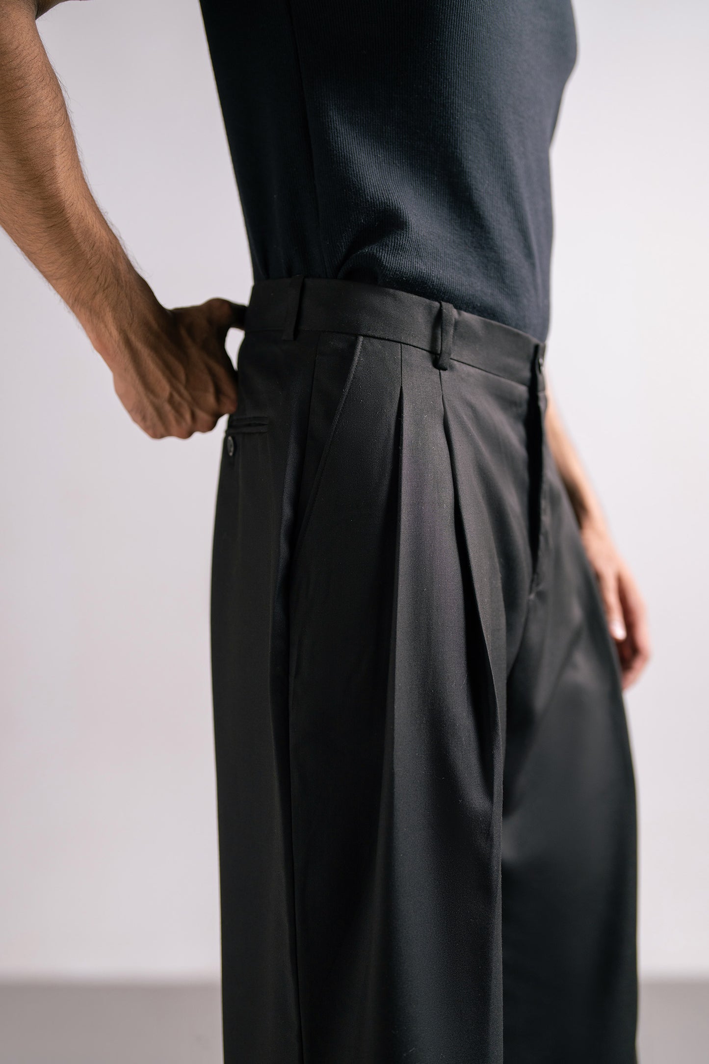 BLACK PLEATED PANTS